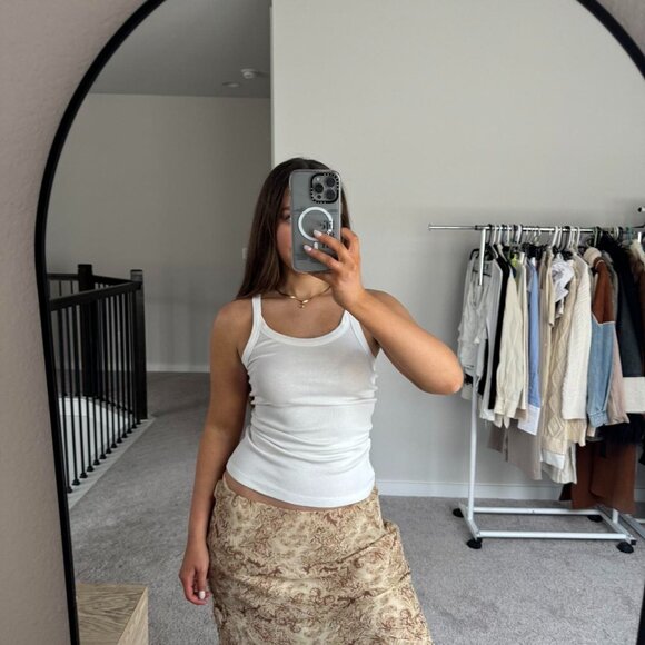 White basic tank🤍🍸 - Picture 1 of 8